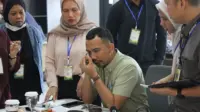 Mencermati objek menggunakan kaca pembesar saat sesi praktik, sementara peserta lain memperhatikan dengan saksama. Kegiatan ini berlangsung dalam suasana pelatihan yang interaktif, menunjukkan antusiasme peserta dalam memperdalam keterampilan yang didemonstrasikan fasilitator. (doc. pribadi)