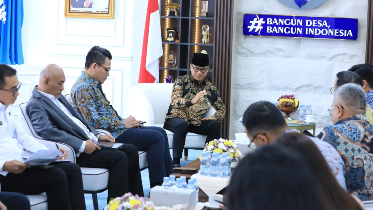 Menteri Desa, Pembangunan Daerah Tertinggal, dan Transmigrasi Yandri Susanto menerima jajaran pimpinan Himbara dan Bank Jateng dalam audiensi di kantor Kemendes PDTT, Jakarta, Rabu (10/12/2025). (doc. Didi/Kemendes PDT)