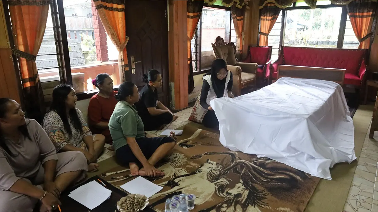 Pelatihan Making Bed sebagai upaya menerapkan green homestay kepada masyarakat Sabtu (29/11/2025). (doc. pribadi)