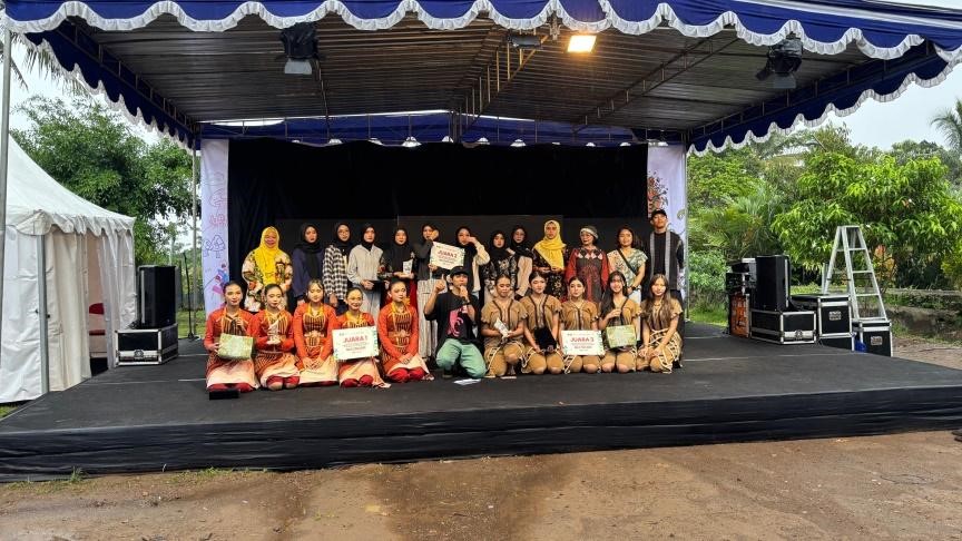Pembagian Hadiah Pemenang Lomba Seni Tari Gulali Festival. (doc. pribadi)