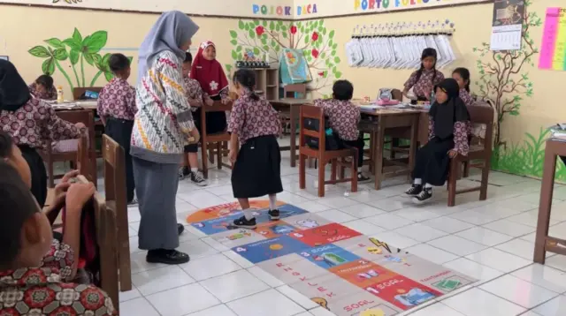 Permainan tradisional engklek yang dimodifikasi dengan tantangan edukatif tentang konsep energi. Setiap kotak berisi soal atau misi sederhana terkait sumber energi, perubahan energi, dan contoh pemanfaatannya di kehidupan sehari-hari. (doc. Tim GAMINAYU UNS)
