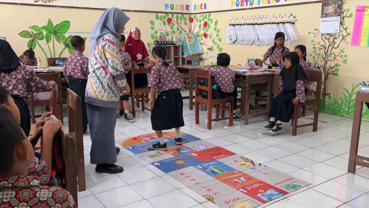 Permainan tradisional engklek yang dimodifikasi dengan tantangan edukatif tentang konsep energi. Setiap kotak berisi soal atau misi sederhana terkait sumber energi, perubahan energi, dan contoh pemanfaatannya di kehidupan sehari-hari. (doc. Tim GAMINAYU UNS)