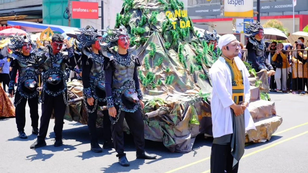 Peserta karnaval menampilkan replika Gunung Tidar dengan kostum bertema lingkungan dan topeng khas dalam Spenapan Carnival Gumilaring Wanara Ing Gunung Tidar Magelang 2024/2025 di Kota Magelang, Jawa Tengah. (doc.pribadi)