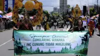 Peserta mengenakan kostum tradisional berornamen emas tampil dalam Spenapan Carnival Gumilaring Wanara Ing Gunung Tidar Magelang 2024/2025 yang digelar di jalan raya Kota Magelang, Jawa Tengah. (doc.pribadi) Peserta mengenakan kostum tradisional berornamen emas tampil dalam Spenapan Carnival Gumilaring Wanara Ing Gunung Tidar Magelang 2024/2025 yang digelar di jalan raya Kota Magelang, Jawa Tengah. (doc.pribadi)
