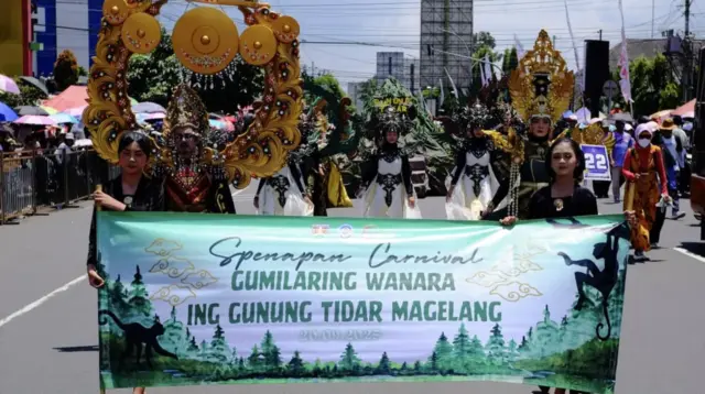 Peserta mengenakan kostum tradisional berornamen emas tampil dalam Spenapan Carnival Gumilaring Wanara Ing Gunung Tidar Magelang 2024/2025 yang digelar di jalan raya Kota Magelang, Jawa Tengah. (doc.pribadi)