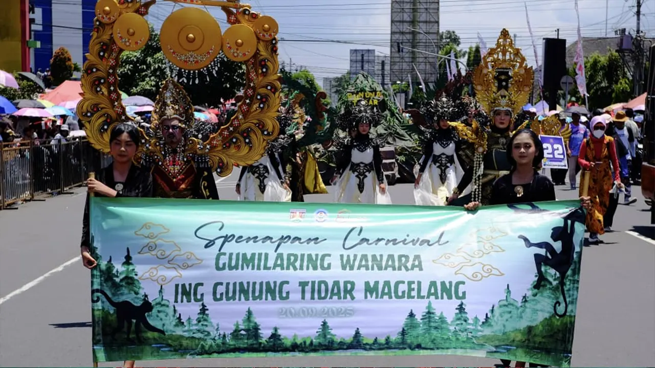 Peserta mengenakan kostum tradisional berornamen emas tampil dalam Spenapan Carnival Gumilaring Wanara Ing Gunung Tidar Magelang 2024/2025 yang digelar di jalan raya Kota Magelang, Jawa Tengah. (doc.pribadi)