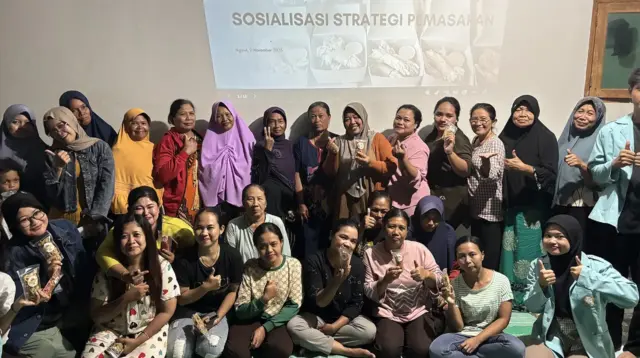 Peserta sosialisasi strategi pemasaran produk di era modern 2025 berfoto bersama usai kegiatan yang digelar Mushroom Roll Jambrut di Kecamatan Pitu, Kabupaten Ngawi, Sabtu (2/11/2025). (doc. pribadi)