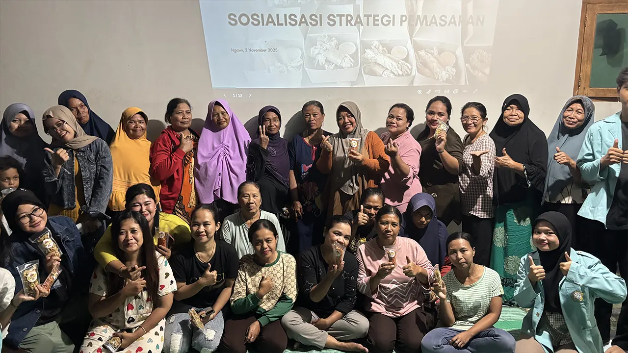 Peserta sosialisasi strategi pemasaran produk di era modern 2025 berfoto bersama usai kegiatan yang digelar Mushroom Roll Jambrut di Kecamatan Pitu, Kabupaten Ngawi, Sabtu (2/11/2025). (doc. pribadi)