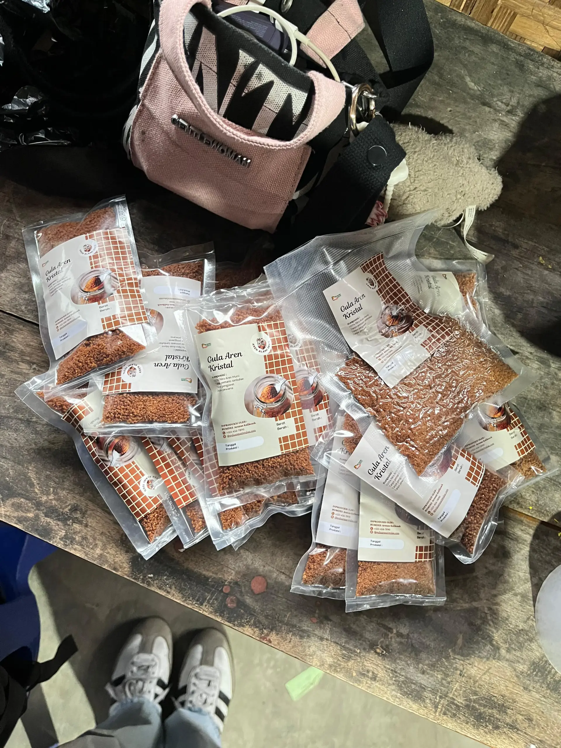 Produk gula aren kristal hasil inovasi kelompok tani Desa Sriwulan, Kabupaten Kendal, ditampilkan dalam kemasan siap jual. Produk ini dikembangkan melalui Program Pemberdayaan Masyarakat BEM Berdampak 2025 oleh BEM Fakultas Teknik Universitas Diponegoro, dengan dukungan teknologi produksi dan pendampingan usaha untuk meningkatkan nilai tambah serta daya saing UMKM desa. (doc. pribadi)