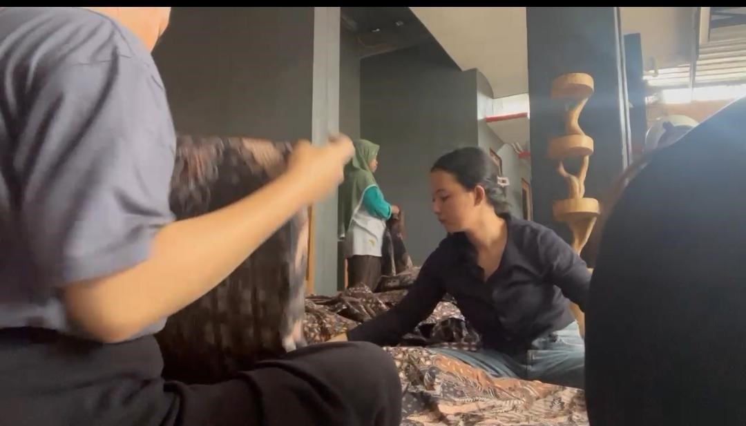 Proses membantu pengukuran dan pemotongan kain yang dari lembaran, lalu kami juga membantu proses pelipatan pesanan orderan produksi dan orderan untuk konsumen. (doc. pribadi)