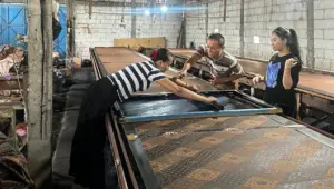 Proses pembuatan batik printing cabut. (doc. pribadi)