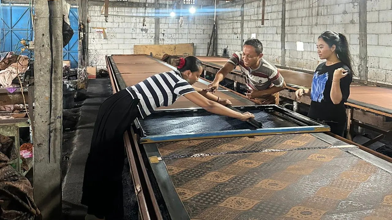 Proses pembuatan batik printing cabut. (doc. pribadi)
