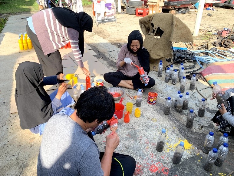 Proses pengecatan botol plastik sebelum dirangkai menjadi struktur ecobrick. (doc. pribadi)