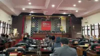 Rapat paripurna DPRD Kabupaten Wonogiri berlangsung di ruang sidang utama. Pimpinan dewan bersama jajaran anggota DPRD dan perwakilan OPD mengikuti agenda pembahasan persiapan rancangan peraturan daerah. (doc. pribadi)