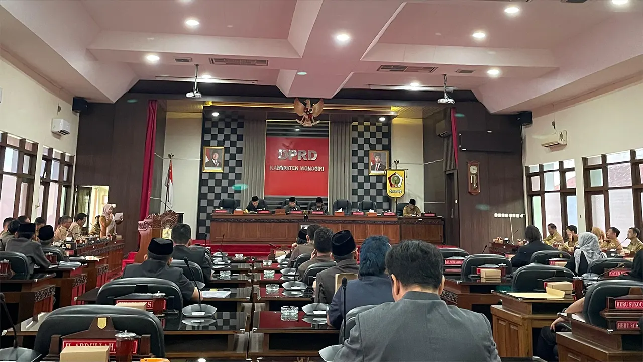 Rapat paripurna DPRD Kabupaten Wonogiri berlangsung di ruang sidang utama. Pimpinan dewan bersama jajaran anggota DPRD dan perwakilan OPD mengikuti agenda pembahasan persiapan rancangan peraturan daerah. (doc. pribadi)