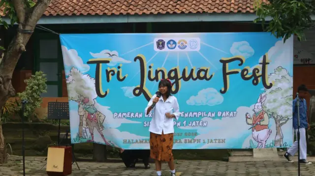 Seorang siswa SMP Negeri 1 Jaten membawakan penampilan berbahasa Inggris dalam kegiatan Tri Lingua Fest di halaman sekolah, Karanganyar. (doc. pribadi)