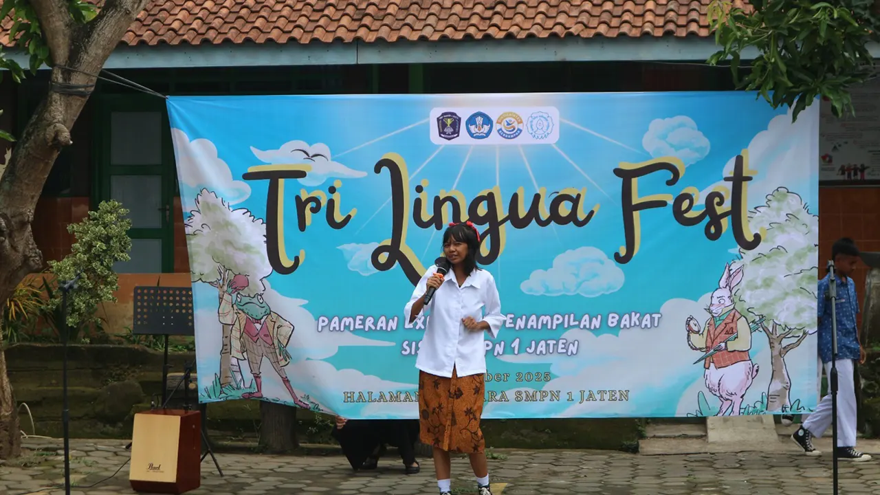 Seorang siswa SMP Negeri 1 Jaten membawakan penampilan berbahasa Inggris dalam kegiatan Tri Lingua Fest di halaman sekolah, Karanganyar. (doc. pribadi)