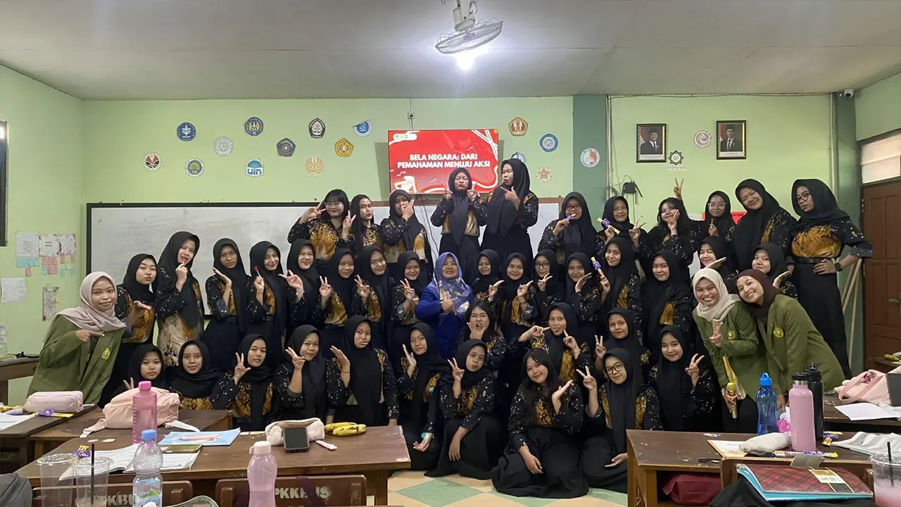 Sesi foto bersama mahasiswa UPN “Veteran” Jawa Timur dengan siswi kelas XII Manajemen Perkantoran SMK Darma Siswa 2. (doc. pribadi)