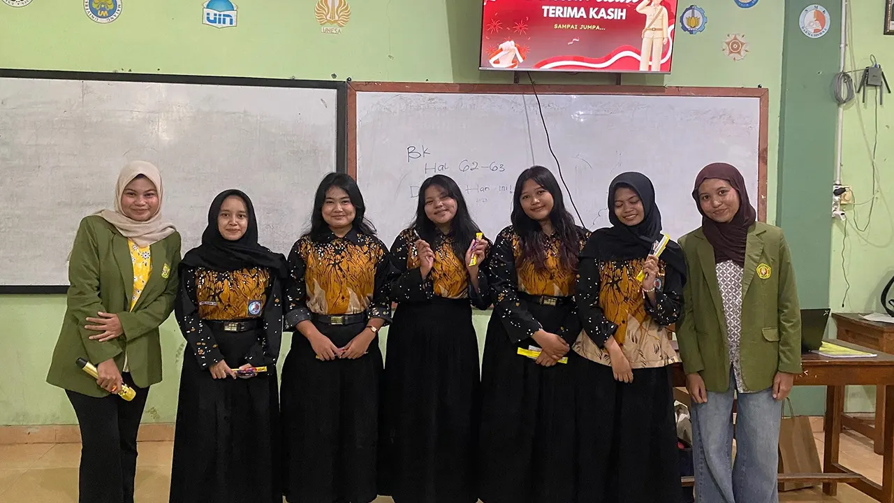 Sesi foto bersama siswi yang aktif menjawab pertanyaan quiz interaktif. (doc. pribadi)