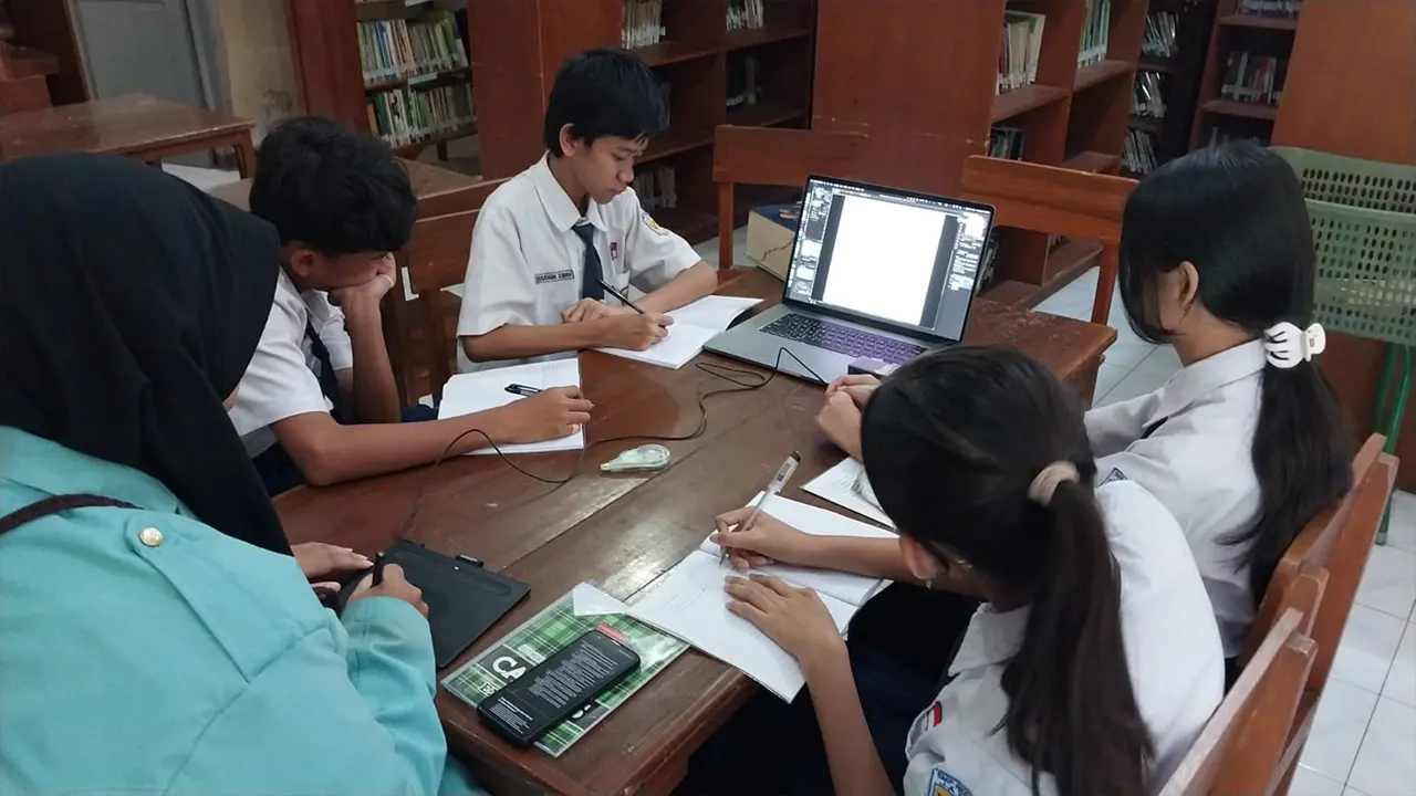Siswa SMP Negeri 1 Jaten mengikuti sesi pelatihan menulis kreatif berbahasa Inggris yang dipandu mahasiswa Program Kampus Mengajar UNS di perpustakaan sekolah. (doc. pribadi)
