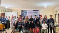 Tim KKN-T Universitas Mataram bersama para pengrajin gula aren dan warga Desa Giri Madia berfoto bersama seusai kegiatan sosialisasi inovasi pengolahan dan pemasaran gula semut di Aula Kantor Desa Giri Madia, Lombok Barat. (doc. Tim KKN Tematik Desa Giri Madia) Tim KKN-T Universitas Mataram bersama para pengrajin gula aren dan warga Desa Giri Madia berfoto bersama seusai kegiatan sosialisasi inovasi pengolahan dan pemasaran gula semut di Aula Kantor Desa Giri Madia, Lombok Barat. (doc. Tim KKN Tematik Desa Giri Madia)