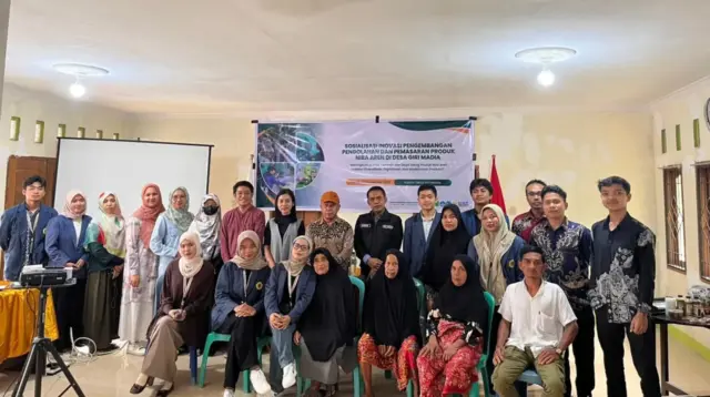 Tim KKN-T Universitas Mataram bersama para pengrajin gula aren dan warga Desa Giri Madia berfoto bersama seusai kegiatan sosialisasi inovasi pengolahan dan pemasaran gula semut di Aula Kantor Desa Giri Madia, Lombok Barat. (doc. Tim KKN Tematik Desa Giri Madia)