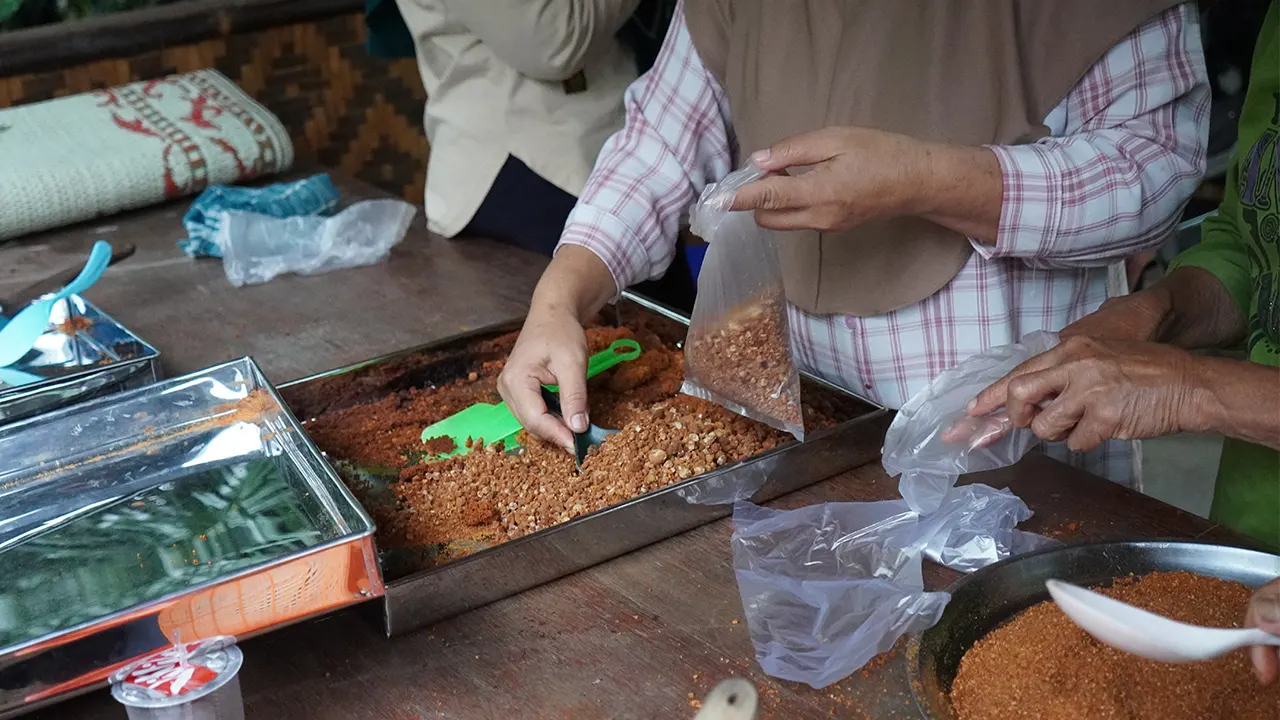 Warga Desa Sriwulan, Kabupaten Kendal, melakukan proses pengemasan gula aren kristal secara manual sebelum dipasarkan. (doc. pribadi)