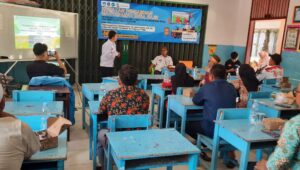 Sejumlah pemuda Karang Taruna Desa Rajik mengikuti kegiatan pengabdian masyarakat bertajuk Membangun Jiwa Kepemimpinan dan Kewirausahaan yang digelar tim dosen Fakultas Ekonomi dan Bisnis Universitas Bangka Belitung di SMPN 3 Desa Rajik, Kecamatan Simpang Rimba, Rabu (2/7/2025). (doc. pribadi)