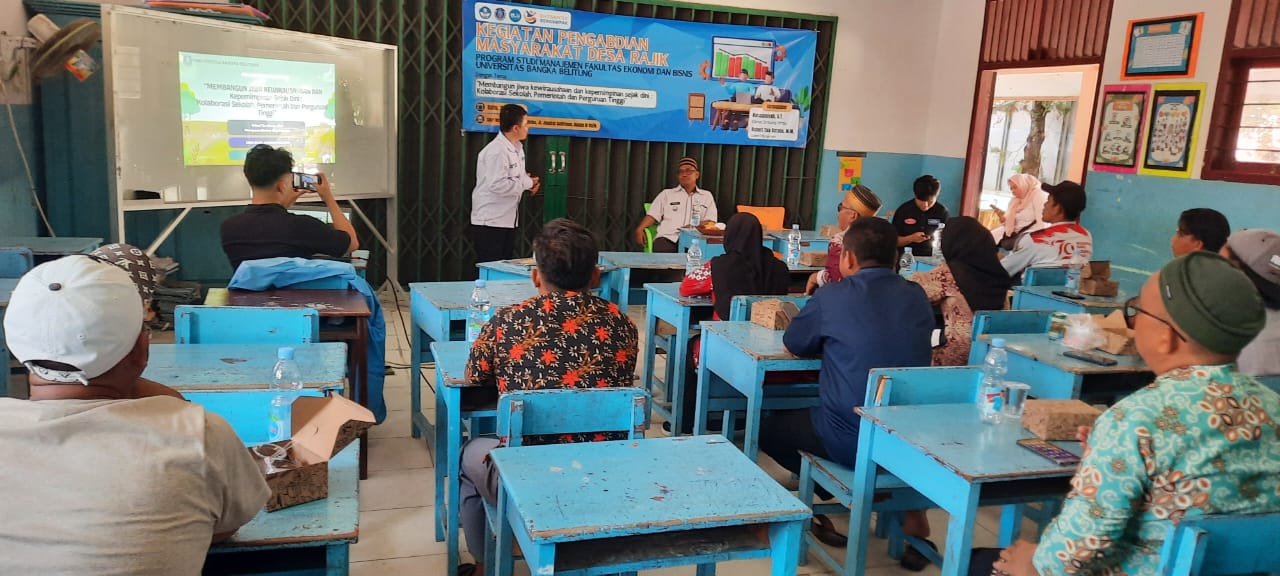 Sejumlah pemuda Karang Taruna Desa Rajik mengikuti kegiatan pengabdian masyarakat bertajuk Membangun Jiwa Kepemimpinan dan Kewirausahaan yang digelar tim dosen Fakultas Ekonomi dan Bisnis Universitas Bangka Belitung di SMPN 3 Desa Rajik, Kecamatan Simpang Rimba, Rabu (2/7/2025). (doc. pribadi)
