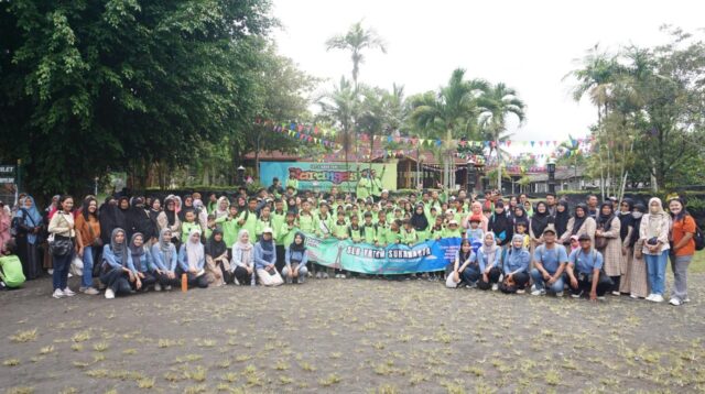 Murid SLB B YRTRW Surakarta bersama guru, orang tua, dan mahasiswa PLP Universitas Sebelas Maret (UNS) berfoto bersama saat mengikuti kegiatan outing class di Kawasan Outbound Karangasri, Rabu (27/11/2025). (doc. pribadi)