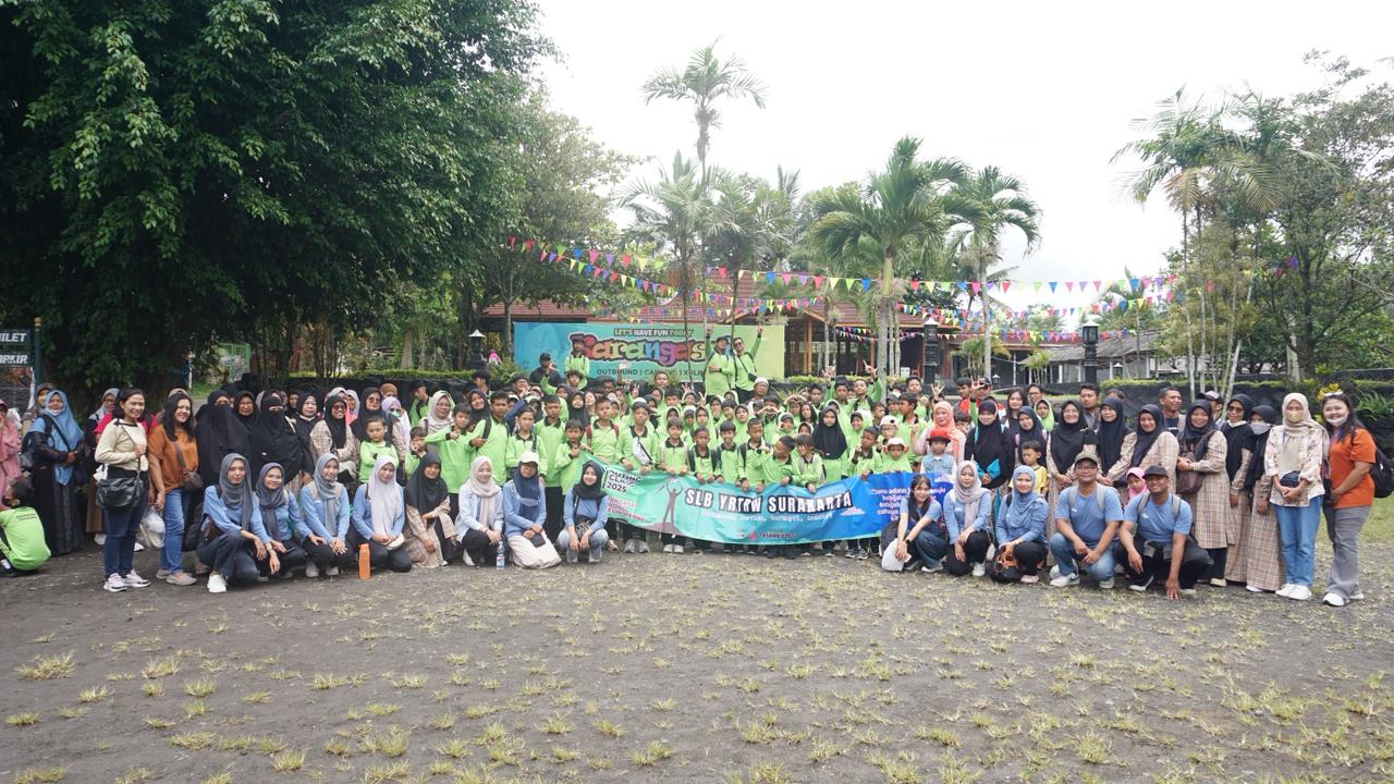 Murid SLB B YRTRW Surakarta bersama guru, orang tua, dan mahasiswa PLP Universitas Sebelas Maret (UNS) berfoto bersama saat mengikuti kegiatan outing class di Kawasan Outbound Karangasri, Rabu (27/11/2025). (doc. pribadi)