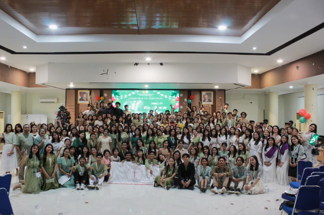 Mahasiswa Kristen Universitas Trunojoyo Madura yang tergabung dalam UKM Unit Kerohanian Kristen (UK3) berfoto bersama usai Perayaan Natal 2025 bertema “Gift That Changes Everything” di Gedung Fakultas Kedokteran UTM, Bangkalan, Jumat (13/12/2025). (doc. pribadi)