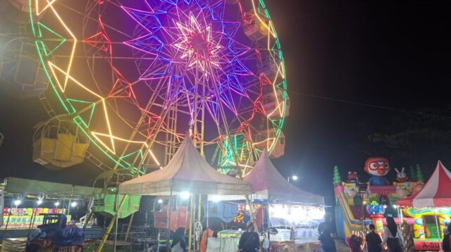 Wahana bianglala dan aneka permainan anak memeriahkan pasar malam di Pelabuhan Timur, Kecamatan Kamal, Bangkalan. (doc. pribadi)