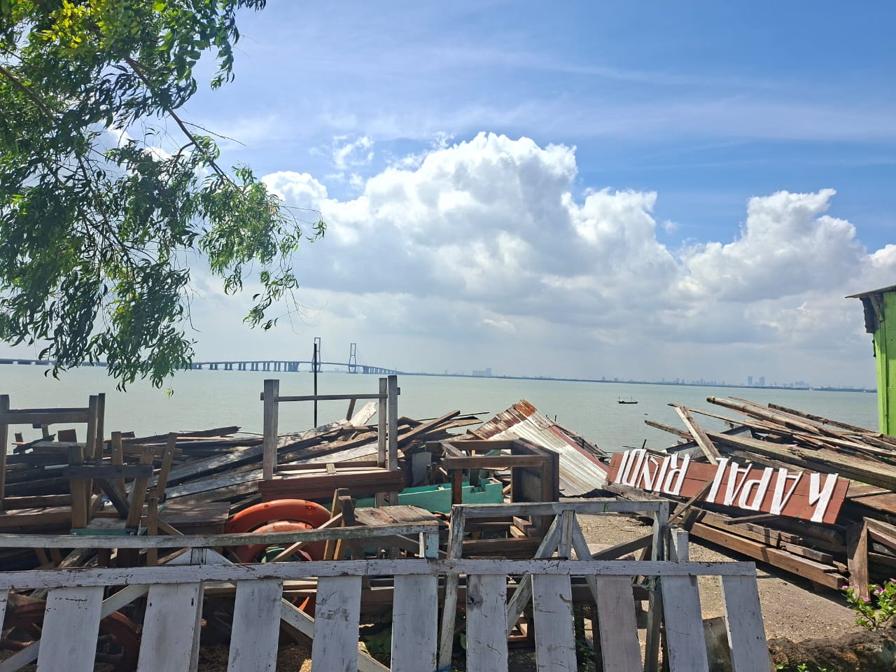 Dermaga Rindu di Kecamatan Labang, Bangkalan, tampak roboh dan tercebur ke laut setelah diterjang angin kencang dan hujan deras. (doc. pribadi)