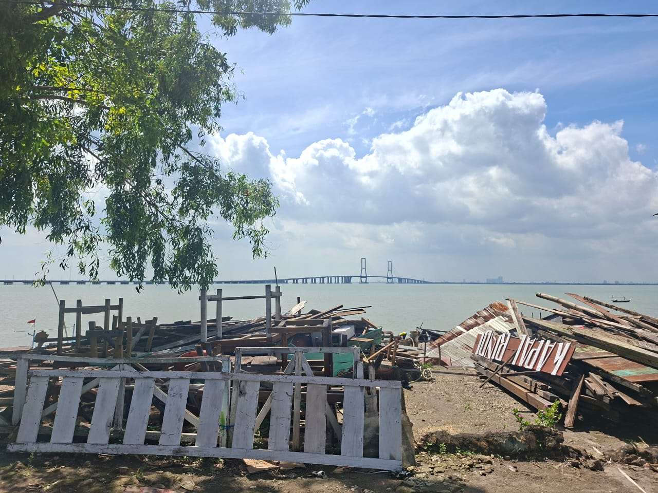 Dermaga Rindu di Kecamatan Labang, Bangkalan, tampak roboh dan tercebur ke laut setelah diterjang angin kencang dan hujan deras. (doc. pribadi)