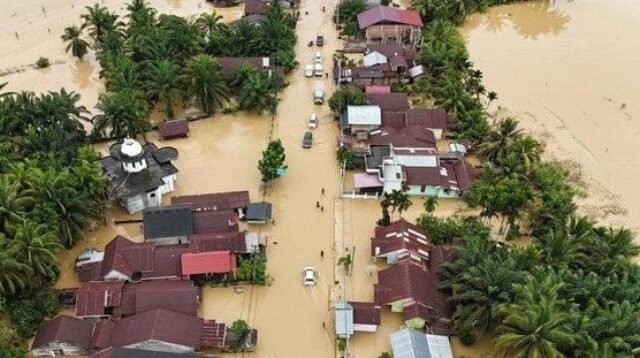 Permukiman warga terendam banjir akibat luapan sungai setelah hujan deras mengguyur wilayah Sumatera pada awal Desember 2025. (doc. ist)