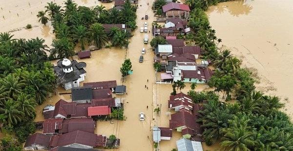 Permukiman warga terendam banjir akibat luapan sungai setelah hujan deras mengguyur wilayah Sumatera pada awal Desember 2025. (doc. ist)