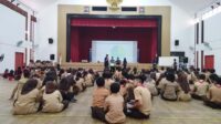 Mahasiswa Universitas Sebelas Maret (UNS) melaksanakan kegiatan pengajaran dan pendampingan lintas bidang di Sekolah Indonesia Singapura (SIS) sebagai bagian dari program KKN Rekognisi, guna mendukung proses pembelajaran dan keaktifan siswa. (doc. pribadi)