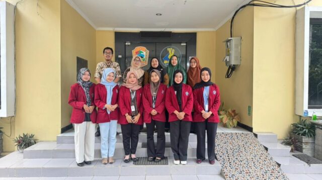 Mahasiswa Program Studi Manajemen UNISRI peserta magang di DP3APPKB Kabupaten Karanganyar berfoto bersama pembimbing di depan kantor dinas usai pelaksanaan kegiatan. (doc. pribadi)