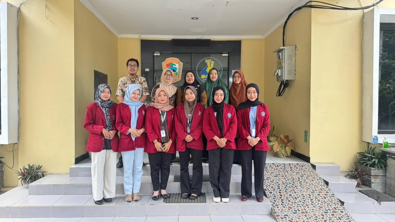 Mahasiswa Program Studi Manajemen UNISRI peserta magang di DP3APPKB Kabupaten Karanganyar berfoto bersama pembimbing di depan kantor dinas usai pelaksanaan kegiatan. (doc. pribadi)