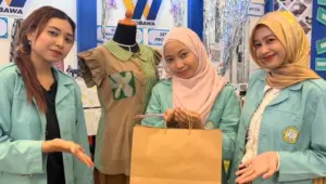 Tim Sejukain memperkenalkan koleksi busana ready to wear berbahan tenun lurik kepada pengunjung di booth 84 Demo Day WIBAWA UNS 2025. (doc. Tim Sejukain UNS)