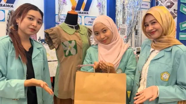 Tim Sejukain memperkenalkan koleksi busana ready to wear berbahan tenun lurik kepada pengunjung di booth 84 Demo Day WIBAWA UNS 2025. (doc. Tim Sejukain UNS)