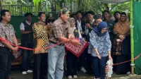 Prosesi pemotongan pita menandai peresmian kebun percontohan di Desa Gentungan, Mojogedang, Karanganyar. Kegiatan ini dihadiri perangkat desa, dosen pembimbing, serta mahasiswa UNS yang terlibat dalam program pemberdayaan masyarakat dan penguatan ketahanan pangan. (doc. pribadi)