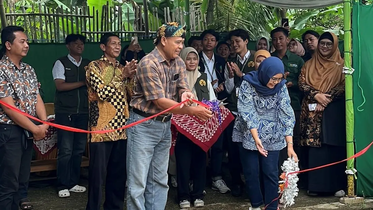 Prosesi pemotongan pita menandai peresmian kebun percontohan di Desa Gentungan, Mojogedang, Karanganyar. Kegiatan ini dihadiri perangkat desa, dosen pembimbing, serta mahasiswa UNS yang terlibat dalam program pemberdayaan masyarakat dan penguatan ketahanan pangan. (doc. pribadi)