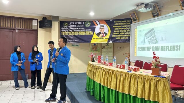 Mahasiswa Universitas Pamulang (UNPAM) memaparkan sesi penutup dan refleksi dalam kegiatan Pengabdian kepada Masyarakat (PKM) di MTs Negeri 1 Jakarta Selatan, Selasa (12/11/2025). (doc. pribadi)