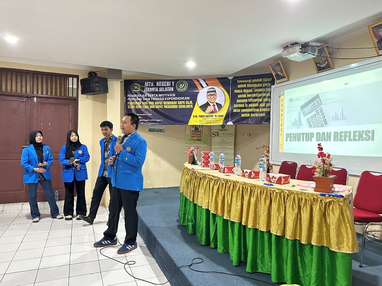 Mahasiswa Universitas Pamulang (UNPAM) memaparkan sesi penutup dan refleksi dalam kegiatan Pengabdian kepada Masyarakat (PKM) di MTs Negeri 1 Jakarta Selatan, Selasa (12/11/2025). (doc. pribadi)