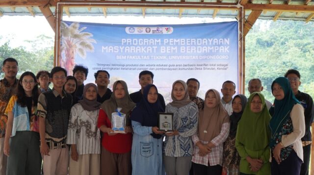 Mahasiswa BEM Fakultas Teknik Universitas Diponegoro berfoto bersama perangkat desa dan perwakilan kelompok tani Desa Sriwulan, Kabupaten Kendal, usai pelaksanaan Program Pemberdayaan Masyarakat BEM Berdampak 2025. (doc. pribadi)