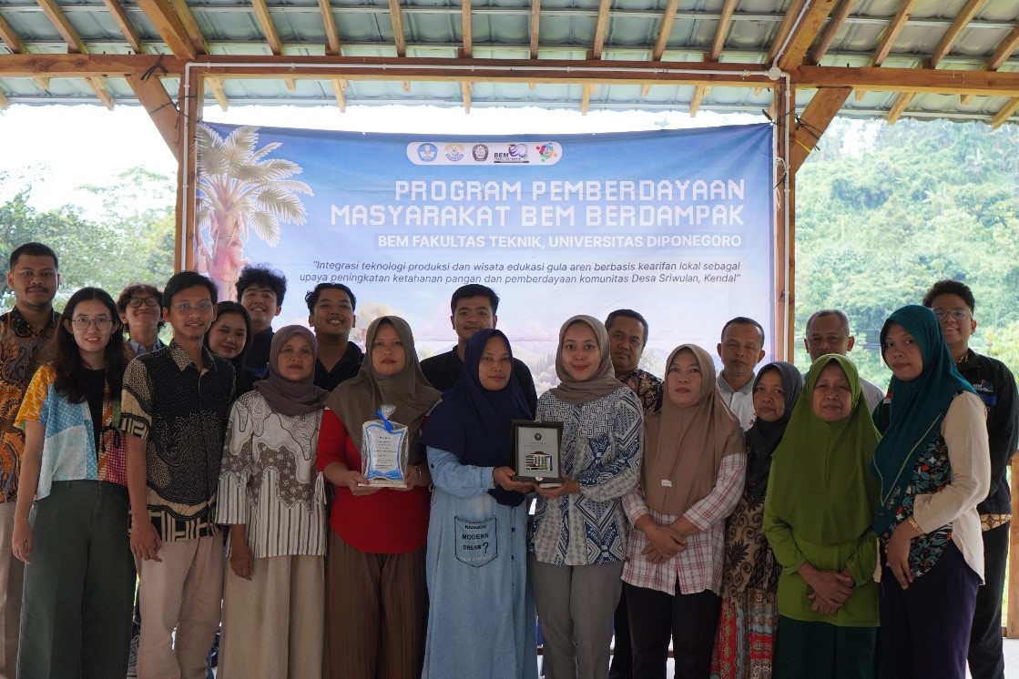 Mahasiswa BEM Fakultas Teknik Universitas Diponegoro berfoto bersama perangkat desa dan perwakilan kelompok tani Desa Sriwulan, Kabupaten Kendal, usai pelaksanaan Program Pemberdayaan Masyarakat BEM Berdampak 2025. (doc. pribadi)