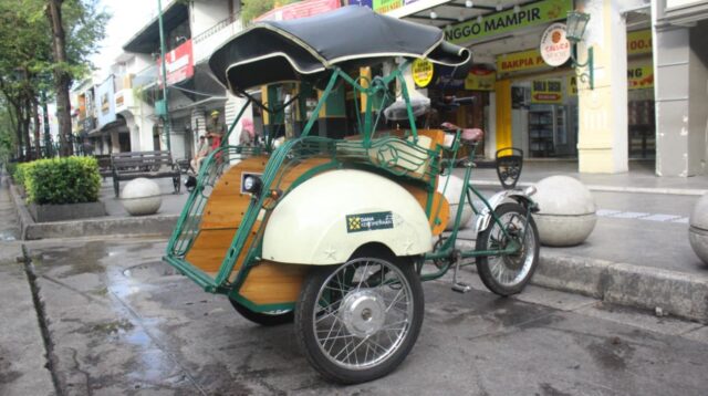 Sebuah becak listrik terparkir di kawasan Malioboro, Yogyakarta. (doc. pribadi)