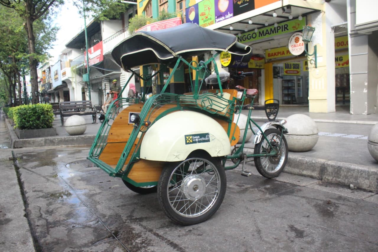 Sebuah becak listrik terparkir di kawasan Malioboro, Yogyakarta. (doc. pribadi)